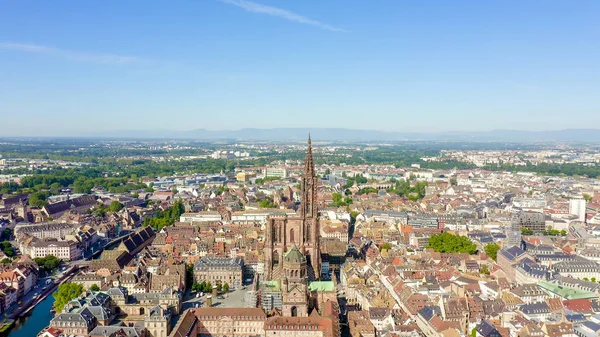 Estrasburgo, Francia. La parte histórica de la ciudad, Catedral de Estrasburgo, Vista aérea — Foto de Stock