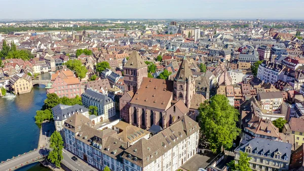 Straßburg, Frankreich. Kirche St. Thomas, evangelische Kirche, Luftaufnahme — Stockfoto