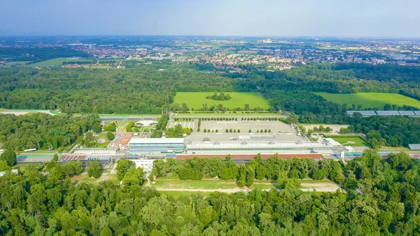 Monza, Italia - 6 de julio de 2019: Autodromo Nazionale Monza es una pista de carreras cerca de la ciudad de Monza en Italia, al norte de Milán. Lugar del Gran Premio de Fórmula 1. Desde el aire, Vista aérea — Foto de Stock