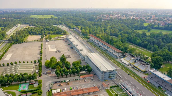 Monza, Italia - 6 de julio de 2019: Autodromo Nazionale Monza es una pista de carreras cerca de la ciudad de Monza en Italia, al norte de Milán. Lugar del Gran Premio de Fórmula 1. Desde el aire, Vista aérea — Foto de Stock