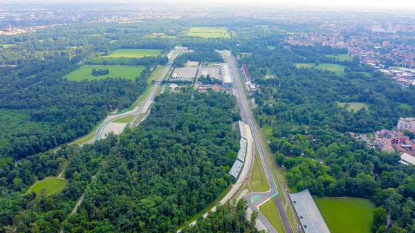 Monza, Italia - 6 de julio de 2019: Autodromo Nazionale Monza es una pista de carreras cerca de la ciudad de Monza en Italia, al norte de Milán. Lugar del Gran Premio de Fórmula 1. Desde el aire, Vista aérea — Foto de Stock