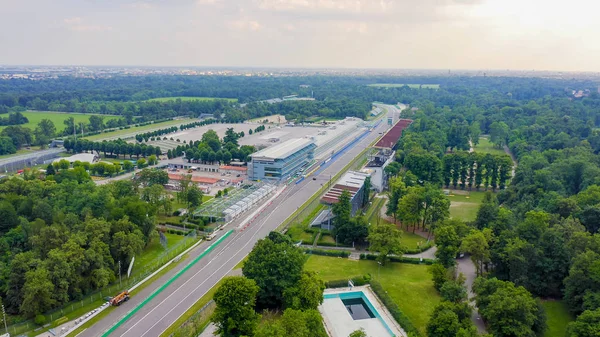 Monza, Italia - 6 de julio de 2019: Autodromo Nazionale Monza es una pista de carreras cerca de la ciudad de Monza en Italia, al norte de Milán. Lugar del Gran Premio de Fórmula 1. Desde el aire, Vista aérea — Foto de Stock