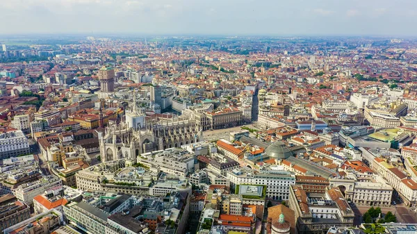 Milán, Italia. Techos de la vista aérea de la ciudad. Clima nublado, Vista aérea — Foto de Stock