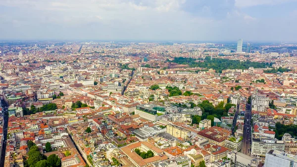 Milano, Italia. Tetti della città vista aerea. Tempo nuvoloso, Vista aerea — Foto Stock