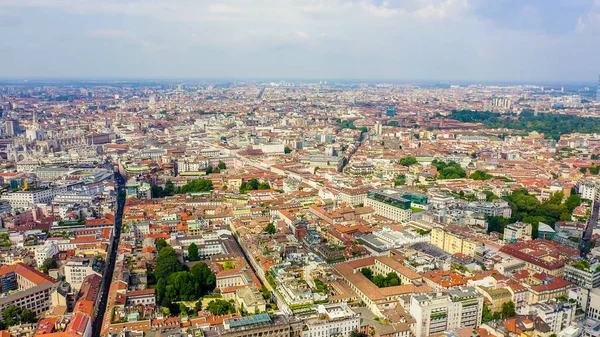 Milán, Italia. Techos de la vista aérea de la ciudad. Clima nublado, Vista aérea — Foto de Stock
