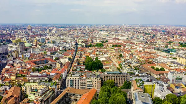 Milano, Italia. Tetti della città vista aerea. Tempo nuvoloso, Vista aerea — Foto Stock