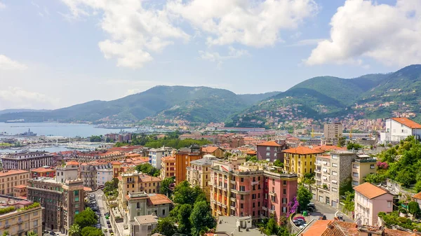 La Spezia, Italia. Vista de la ciudad, montañas y base militar, Vista aérea —  Fotos de Stock