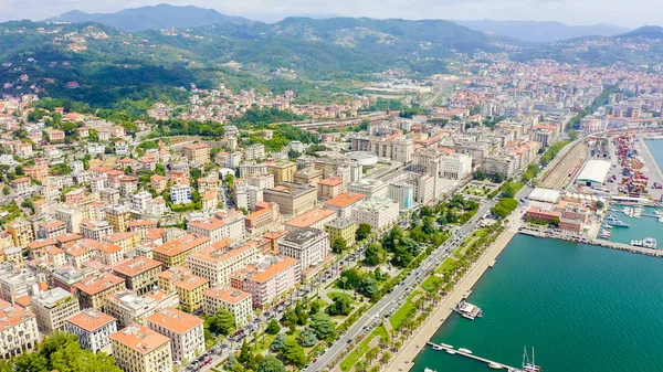 La Spezia, Italia. Vuelo a lo largo de la costa, calle Viale Italia. Vista desde arriba, Vista aérea —  Fotos de Stock