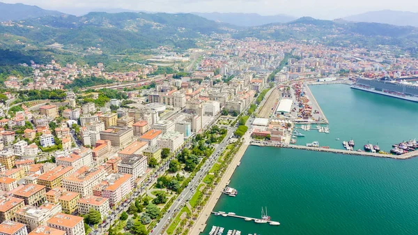 La Spezia, Italia. Vuelo a lo largo de la costa, calle Viale Italia. Vista desde arriba, Vista aérea —  Fotos de Stock