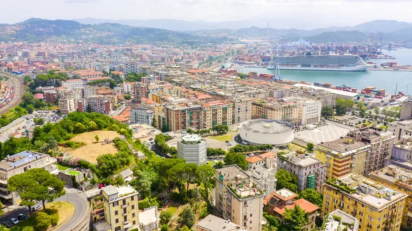 La Spezia, Italia. Vuelo sobre la ciudad. Vista desde arriba, Vista aérea —  Fotos de Stock