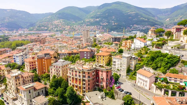 La Spezia, Italia. Vuelo sobre la ciudad. Vista desde arriba, Vista aérea —  Fotos de Stock