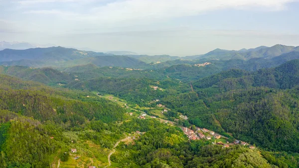 イタリアだ森に覆われた山やヴィラ。リグーリア州,ラ・スペツィア県のPignoneの領土,空中ビュー — ストック写真