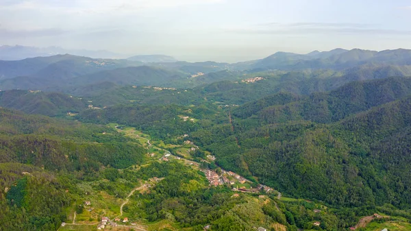 Italy. Forest covered mountains and villas. The territory of Pignone in the region of Liguria, in the province of La Spezia, Aerial View — Stock Photo, Image