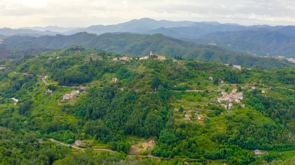 Italy. Forest covered mountains and villas. The territory of Pignone in the region of Liguria, in the province of La Spezia, Aerial View — Stock Photo, Image