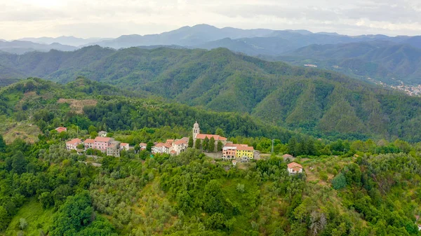 De Italia. Bosque cubierto de montañas y villas. El territorio de Pignone en la región de Liguria, en la provincia de La Spezia, Vista aérea — Foto de Stock