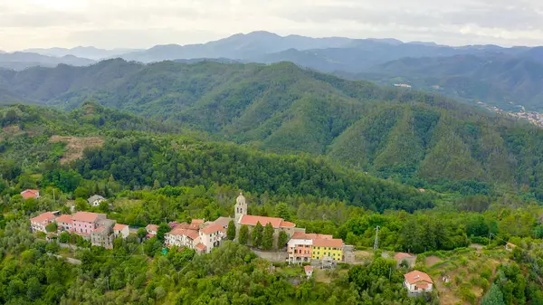 İtalya. Orman, dağlarla ve villalarla kaplıydı. Liguria Bölgesi 'nde Pignone bölgesi, La Spezia ili, Havadan Görünüm — Stok fotoğraf