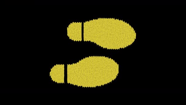 As impressões de sapato de símbolo tricotam-se de um fio lanoso. Tricotar como uma camisola — Vídeo de Stock