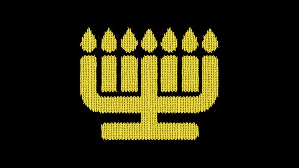 Symbol menorah je pletený z vlněné nitě. Pleteme jako svetr — Stock video