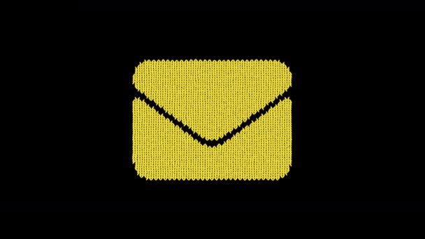 Symbool envelop is gebreid van een wollen draad. Brei als een trui — Stockvideo