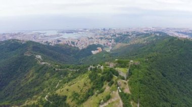 Ceneviz, İtalya. Forte Sperone, 19. yüzyıl Ceneviz tahkimatlarının önemli bir noktasıdır ve Mura Nuove 'un tepesinde yer almaktadır. Ceneviz manzarası. 4K