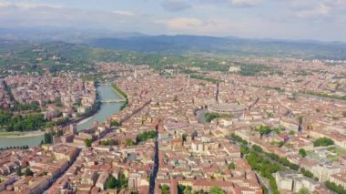 Verona, İtalya. Tarihi şehir merkezinin üzerinde uçuyor. Arena di Verona, yaz mevsimi. 4K