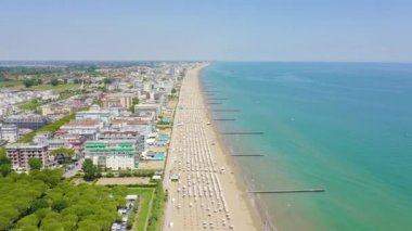 İtalya, Jesolo. Lido di Jesolo ya da Jesolo Lido, Venedik 'in Jesolo şehrinin plaj bölgesi. 4K