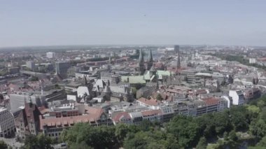 Bremen, Almanya. Bremen'in tarihi kısmı, eski şehir. Bremen Katedrali ( St Petri Dom Bremen ). Uçuşta görüntüle. 4k