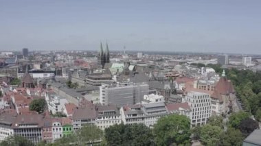 Bremen, Almanya. Bremen'in tarihi kısmı, eski şehir. Bremen Katedrali ( St Petri Dom Bremen ). Uçuşta görüntüle. 4k