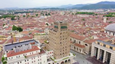 Brescia, İtalya. Zafer Meydanı 'ndaki bina. İngilizce 'ye çevrilmiş metin - posta ve telgraf. 4K