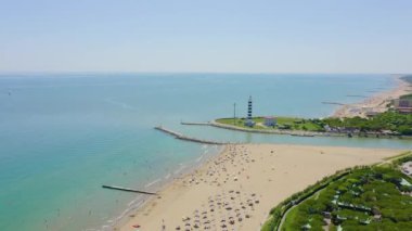 İtalya, Jesolo. Işık Evi Faro di Piave Vecchia. Lido di Jesolo, Venedik 'in Jesolo eyaletinde yer alan bir şehirdir. 4K