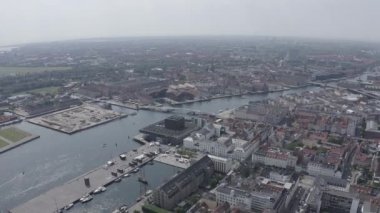 Kopenhag, Danimarka. Şehrin tarihi bölümünün genel panoraması. Amalienborg' a. Rokoko tarzında Xviii yüzyılın saray kompleksi. 4k