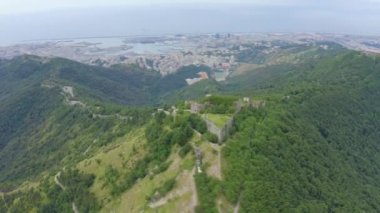 Ceneviz, İtalya. Forte Sperone, 19. yüzyıl Ceneviz tahkimatlarının önemli bir noktasıdır ve Mura Nuove 'un tepesinde yer almaktadır. Ceneviz manzarası. 4K