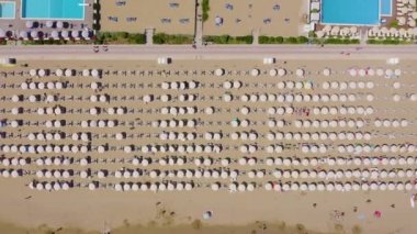 İtalya, Jesolo. Lido di Jesolo ya da Jesolo Lido, Venedik 'in Jesolo şehrinin plaj bölgesi. 4K
