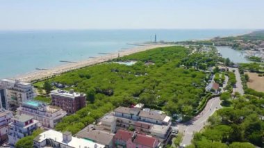 İtalya, Jesolo. Lido di Jesolo ya da Jesolo Lido, Venedik 'in Jesolo şehrinin plaj bölgesi. 4K
