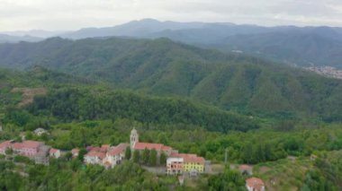 İtalya. Orman, dağlarla ve villalarla kaplıydı. San Michele Arcangelo Kilisesi. Liguria bölgesindeki Borghetto di Vara bölgesi, La Spezia eyaletine bağlı. 4K