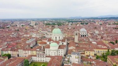 Brescia, İtalya. Santa Maria Assunta Katedrali. Bulutlu havada şehrin üzerinde uçmak. 4K