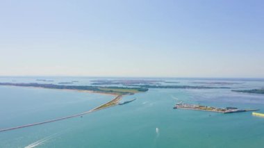 Venedik, İtalya. Venedik 'in genel manzarası ve adaları. Venedik gölü. Açık güneşli hava. 4K