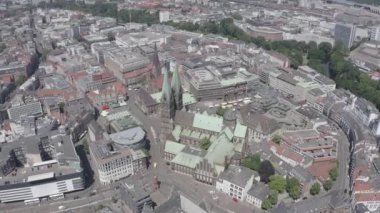 Bremen, Almanya. Bremen'in tarihi kısmı, eski şehir. Bremen Katedrali ( St Petri Dom Bremen ). Uçuşta görüntüle. 4k
