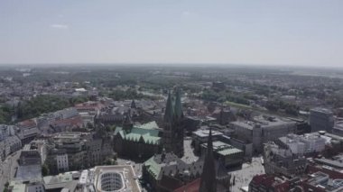 Bremen, Almanya. Bremen'in tarihi kısmı, eski şehir. Bremen Katedrali ( St Petri Dom Bremen ). Uçuşta görüntüle. 4k