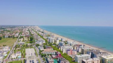 İtalya, Jesolo. Işık Evi Faro di Piave Vecchia. Lido di Jesolo, Venedik 'in Jesolo eyaletinde yer alan bir şehirdir. 4K