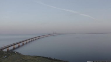 Öresund Köprüsü. İsveç ile Danimarka arasında yapay bir adası olan uzun bir tünel köprüsü.