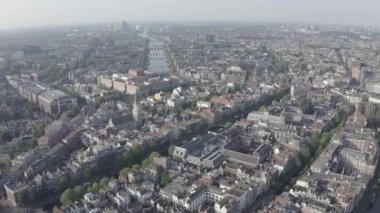 Amsterdam, Hollanda. Şehrin çatılarında uçuyor. Kentsel nakliye kanalları ile şehrin tarihi bölümü. 4k