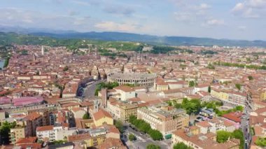 Verona, İtalya. Tarihi şehir merkezinin üzerinde uçuyor. Arena di Verona, yaz mevsimi. 4K