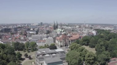 Bremen, Almanya. Bremen'in tarihi kısmı, eski şehir. Bremen Katedrali ( St Petri Dom Bremen ). Uçuşta görüntüle. 4k