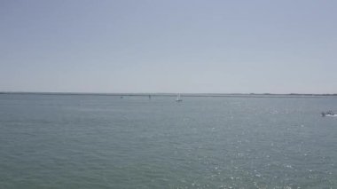 Venedik, İtalya. Venedik gölü. Açık güneşli hava. Ada manzaralı. 4k