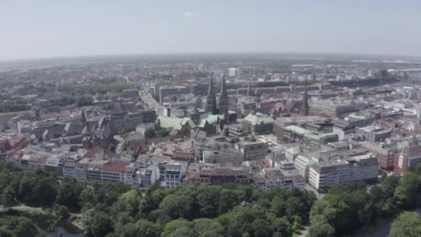 Bremen, Tyskland. Den historiska delen av Bremen, gamla stan. Bremens katedral (S:t Petri dom Bremen). Visa under flygning. 4K — Stockvideo