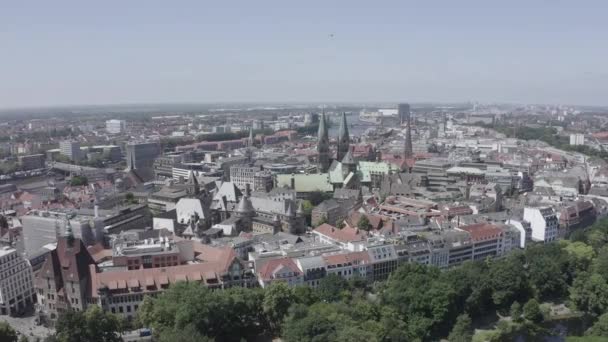 Bremen, Alemania. La parte histórica de Bremen, el casco antiguo. Catedral de Bremen (St. Petri Dom Bremen). Vista en vuelo. 4K — Vídeos de Stock
