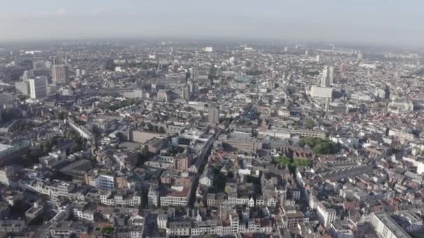 Антверпен, Бельгия. Летающие над крышами исторического города. 4K — стоковое видео