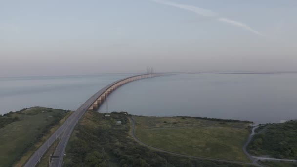Oresundbrug. Een lange tunnel brug met een kunstmatig eiland tussen Zweden en Denemarken.. 4K — Stockvideo