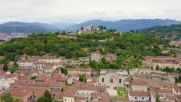 Brescia, Itálie. Castello di Brescia. Letí nad městem za oblačného počasí. 4K — Stock video